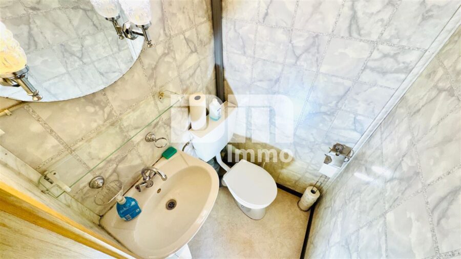 Schöne Doppelhaushälfte mit Nebengebäude, Garage und angelegtem Gartenbereich - OG / DG WC